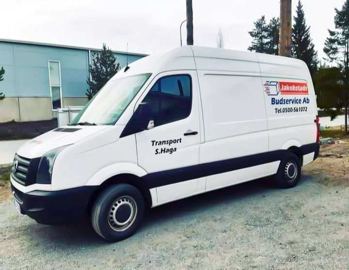 Vi hämtar, kör och levererar det som behöver röra på sig – mellan företagets egna verksamhetsställen, kunder, leverantörer och transportterminaler.